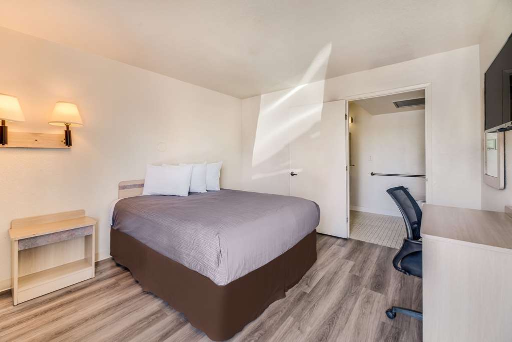 ECONO LODGE STOCKTON NEAR I-5 FAIRG-guestroom-Guest Room,On-Site.jpg