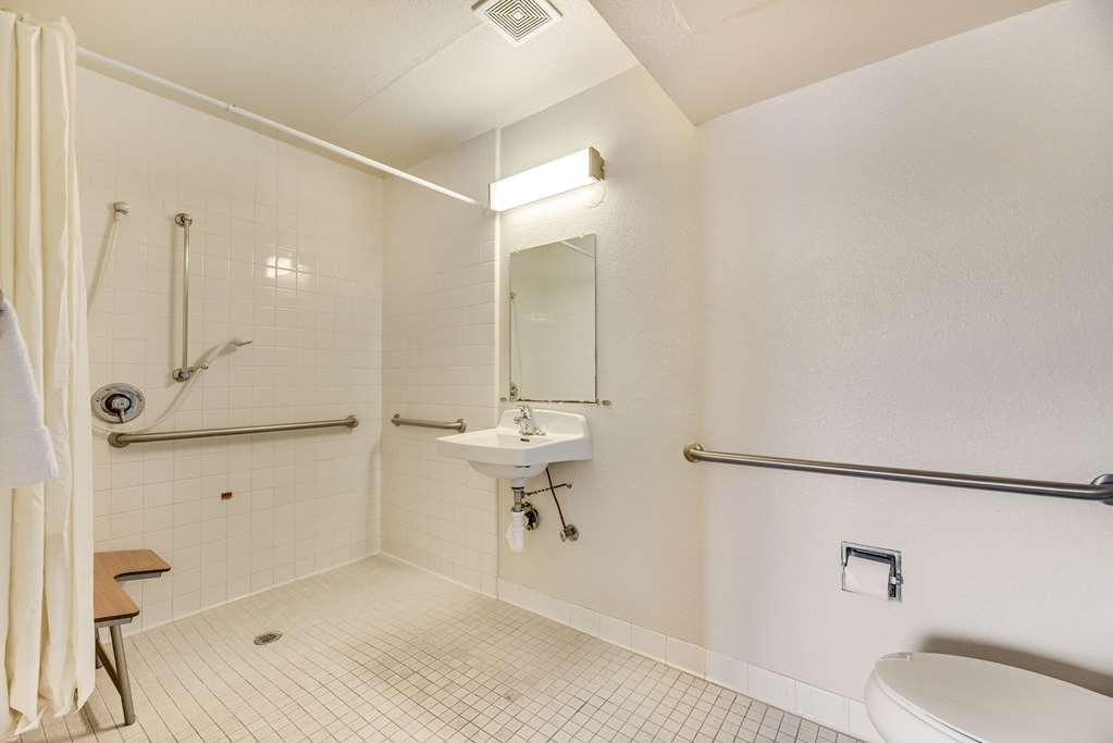 ECONO LODGE STOCKTON NEAR I-5 FAIRG-guestroom-Guest Room,Bathroom,On-Site.jpg