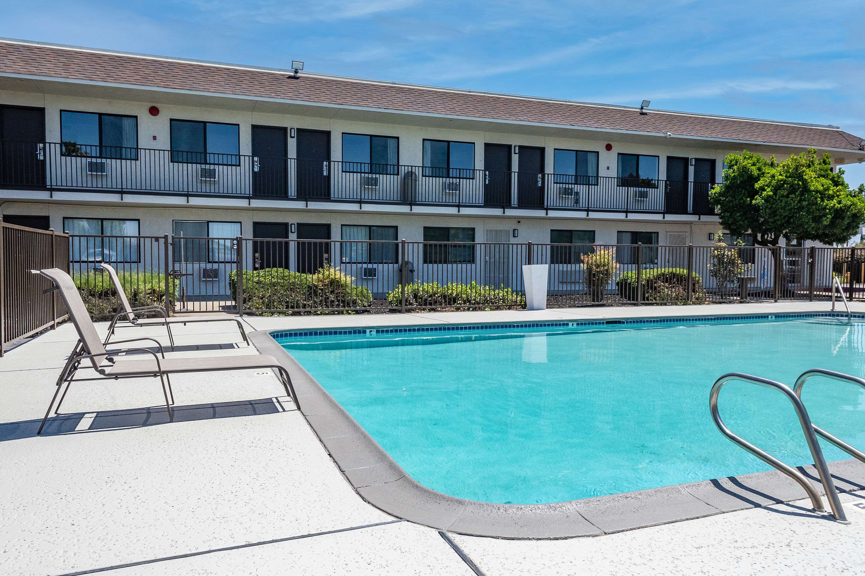 Relax by the pool | Econo Lodge Stockton near I-5 Fairgrounds