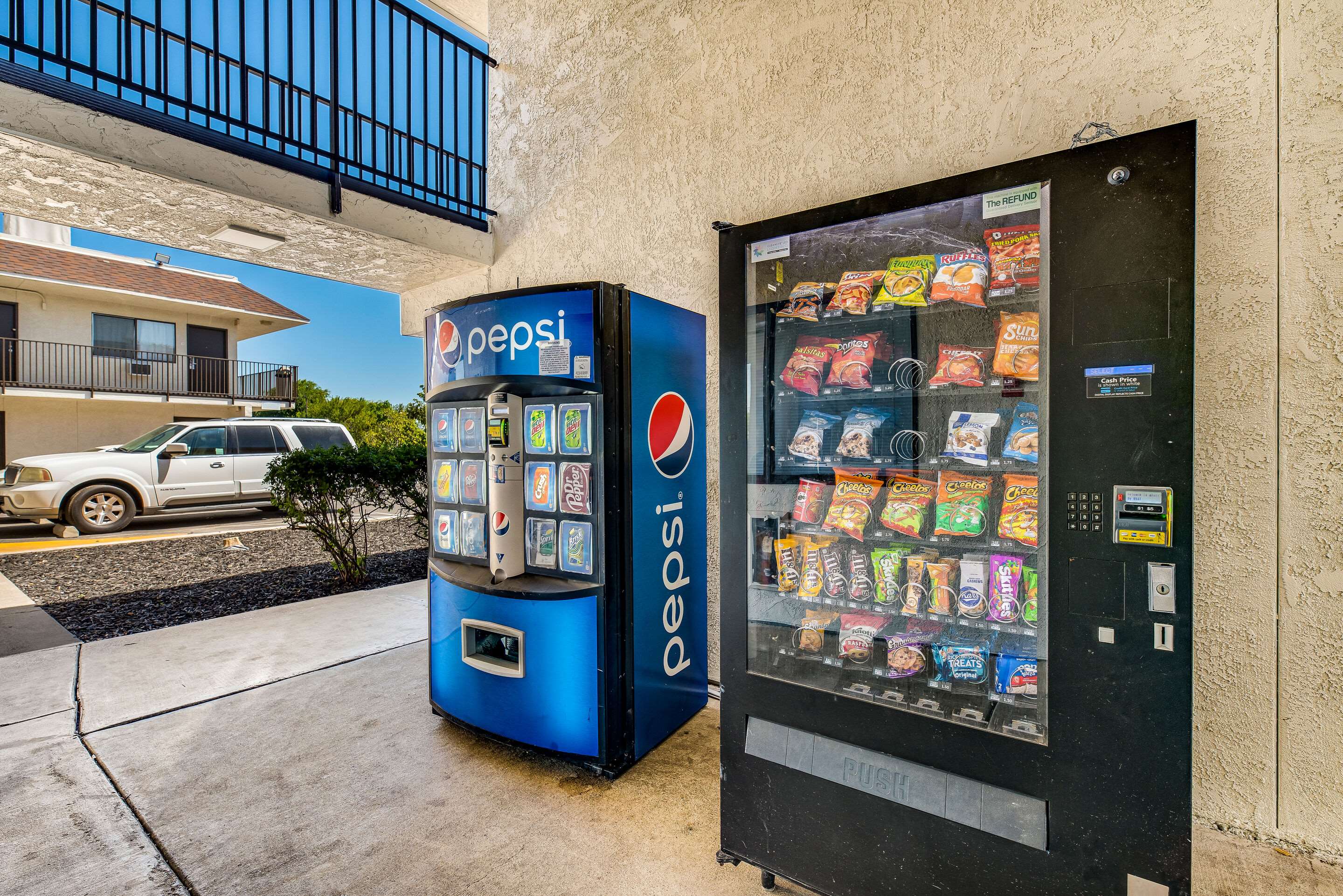 Hotel vending area | Econo Lodge Stockton near I-5 Fairgrounds