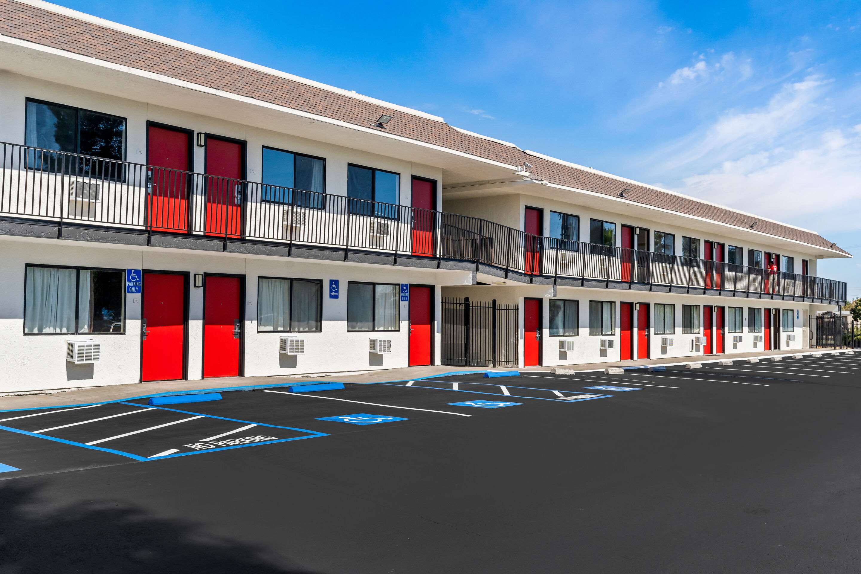 Exterior Parking | Econo Lodge Stockton near I-5 Fairgrounds