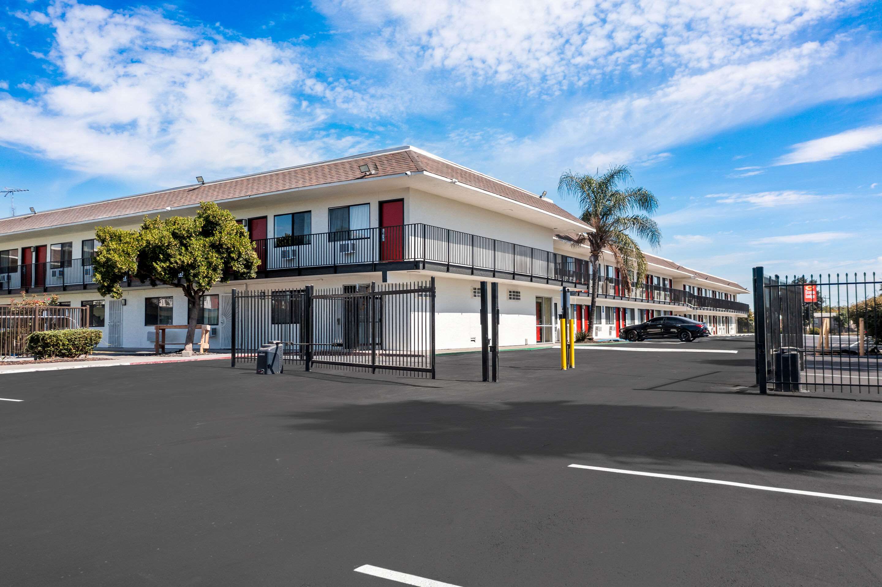 Hotel entrance | Econo Lodge Stockton near I-5 Fairgrounds