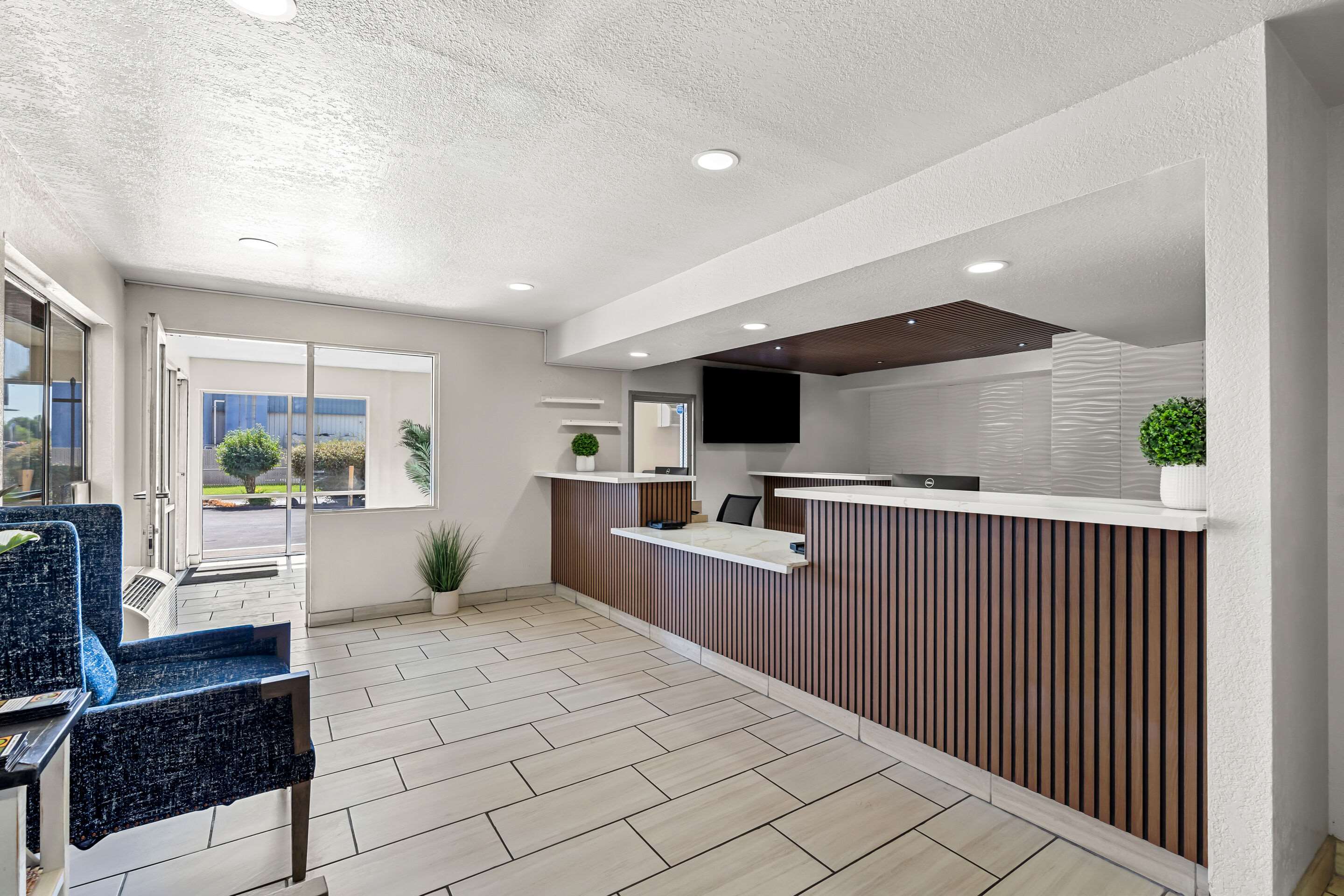 Spacious lobby with sitting area | Econo Lodge Stockton near I-5 Fairgrounds