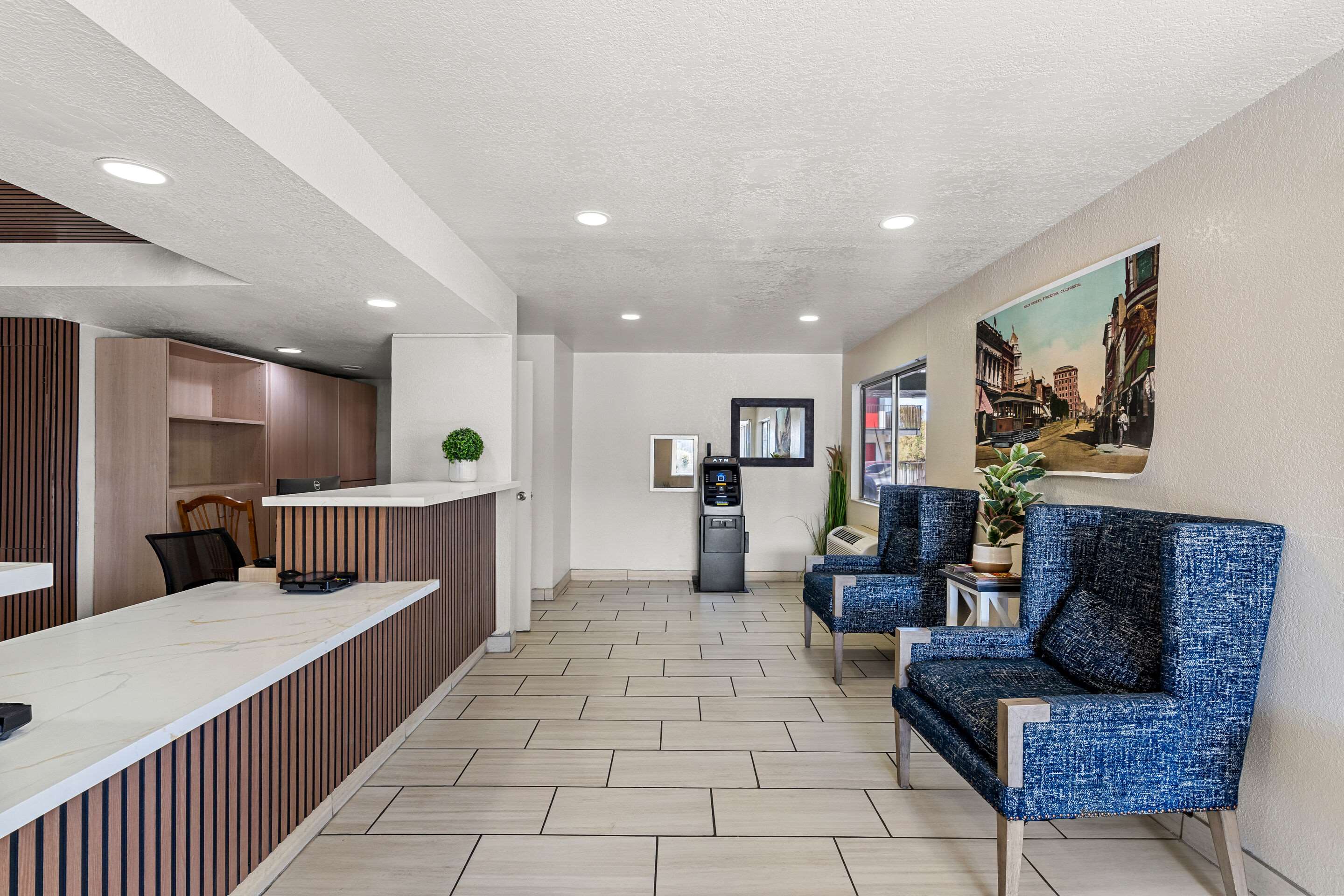 Lobby with sitting area | Econo Lodge Stockton near I-5 Fairgrounds