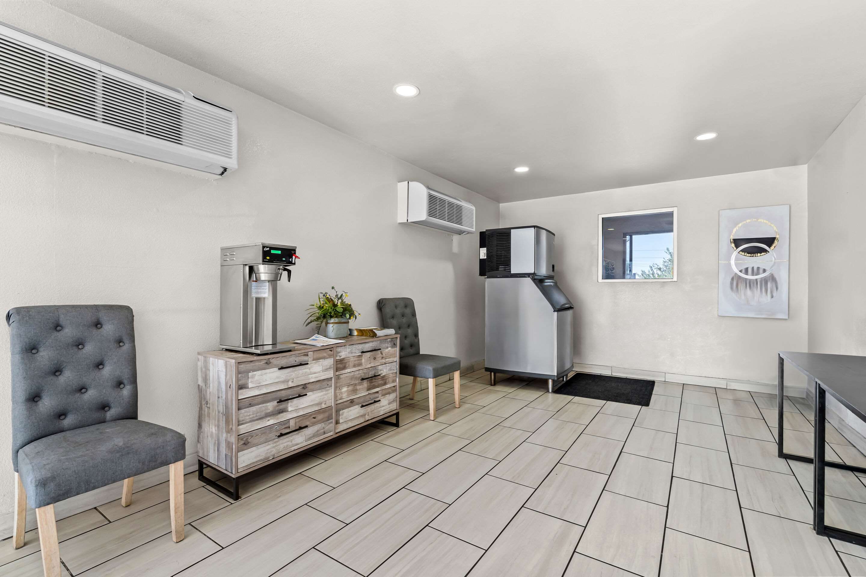 Spacious lobby | Econo Lodge Stockton near I-5 Fairgrounds