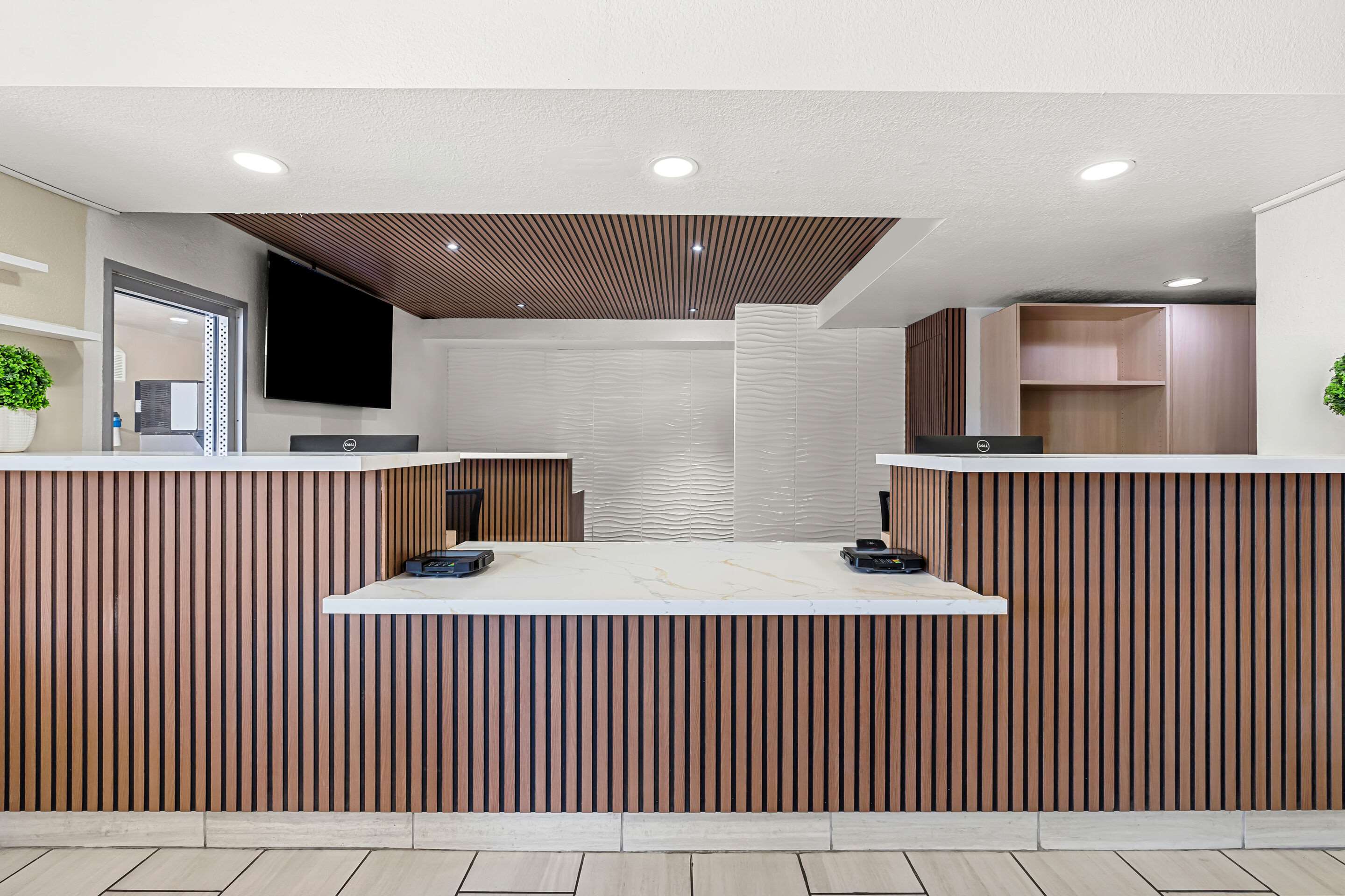 Front desk with friendly staff | Econo Lodge Stockton near I-5 Fairgrounds