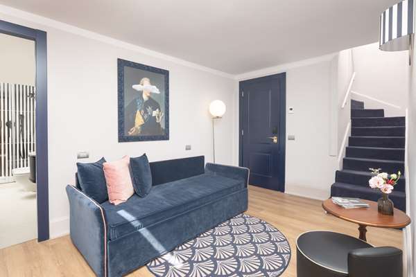 DELUXE ANGLO SUITE