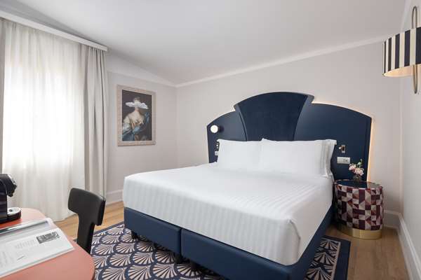DELUXE ANGLO SUITE