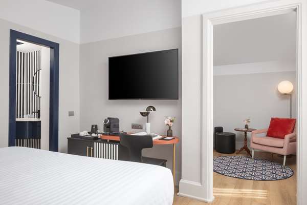 DELUXE ANGLO SUITE