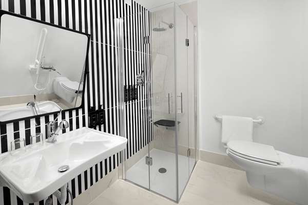 KING ACCESSIBLE CLASSIC ROOM
