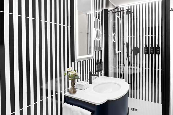DELUXE ANGLO SUITE