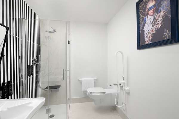 KING ACCESSIBLE CLASSIC ROOM