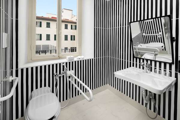 QUEEN ACCESSIBLE CLASSSIC ROOM