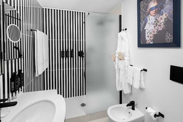 KING JUNIOR SUITE