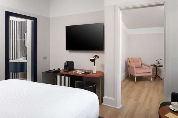 DELUXE ANGLO SUITE
