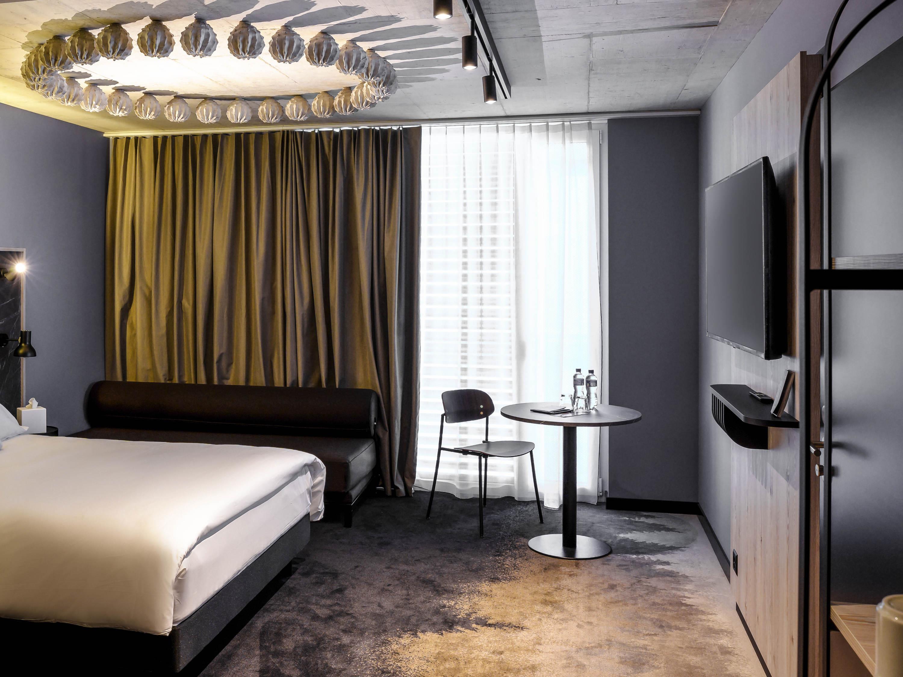 Mercure Hotel Del Room Type - Classic Superior Room with a queen-size bed and sofa