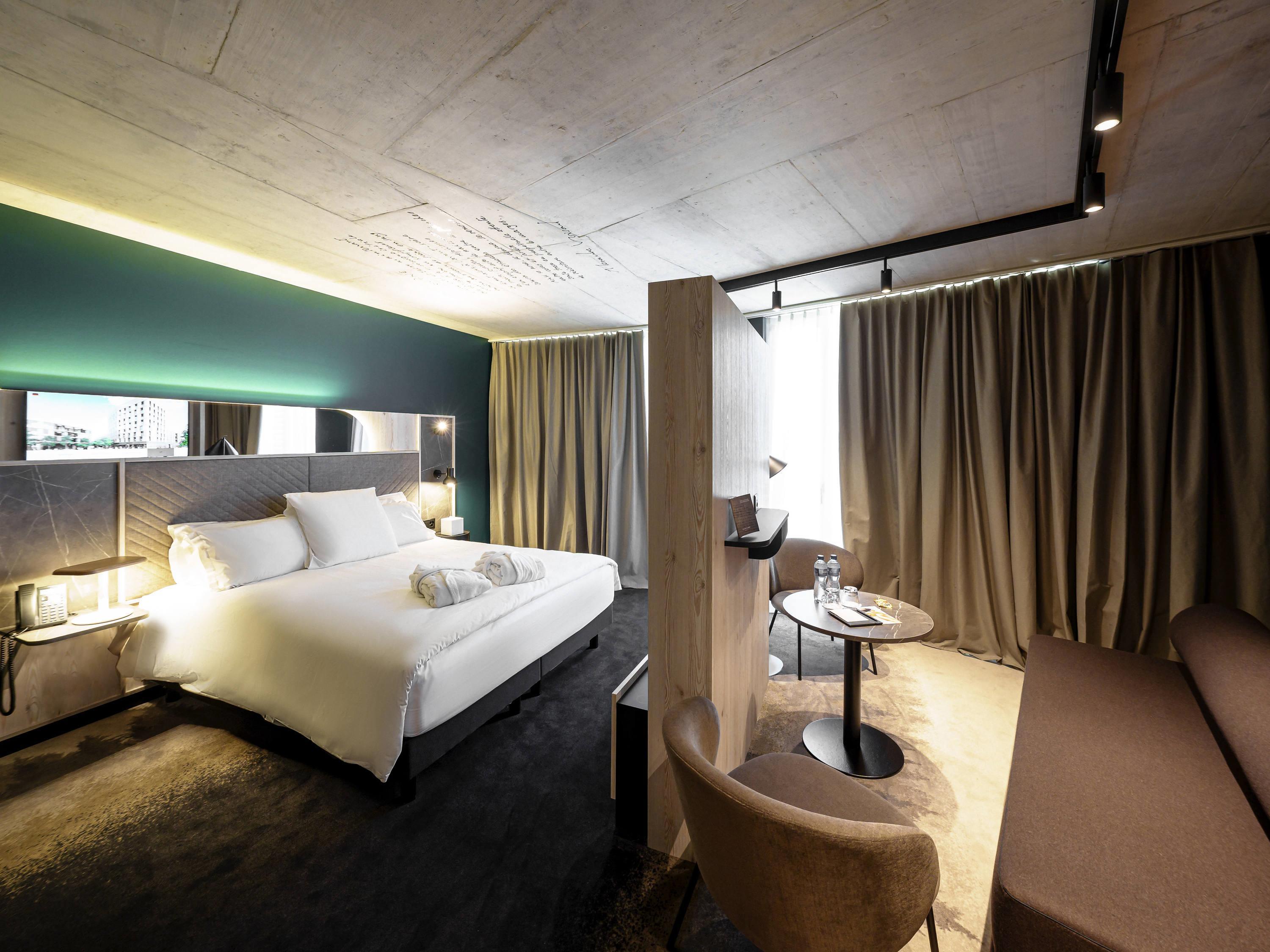 Mercure Hotel Del Room Type - Junior Suite with king-size bed and lounge