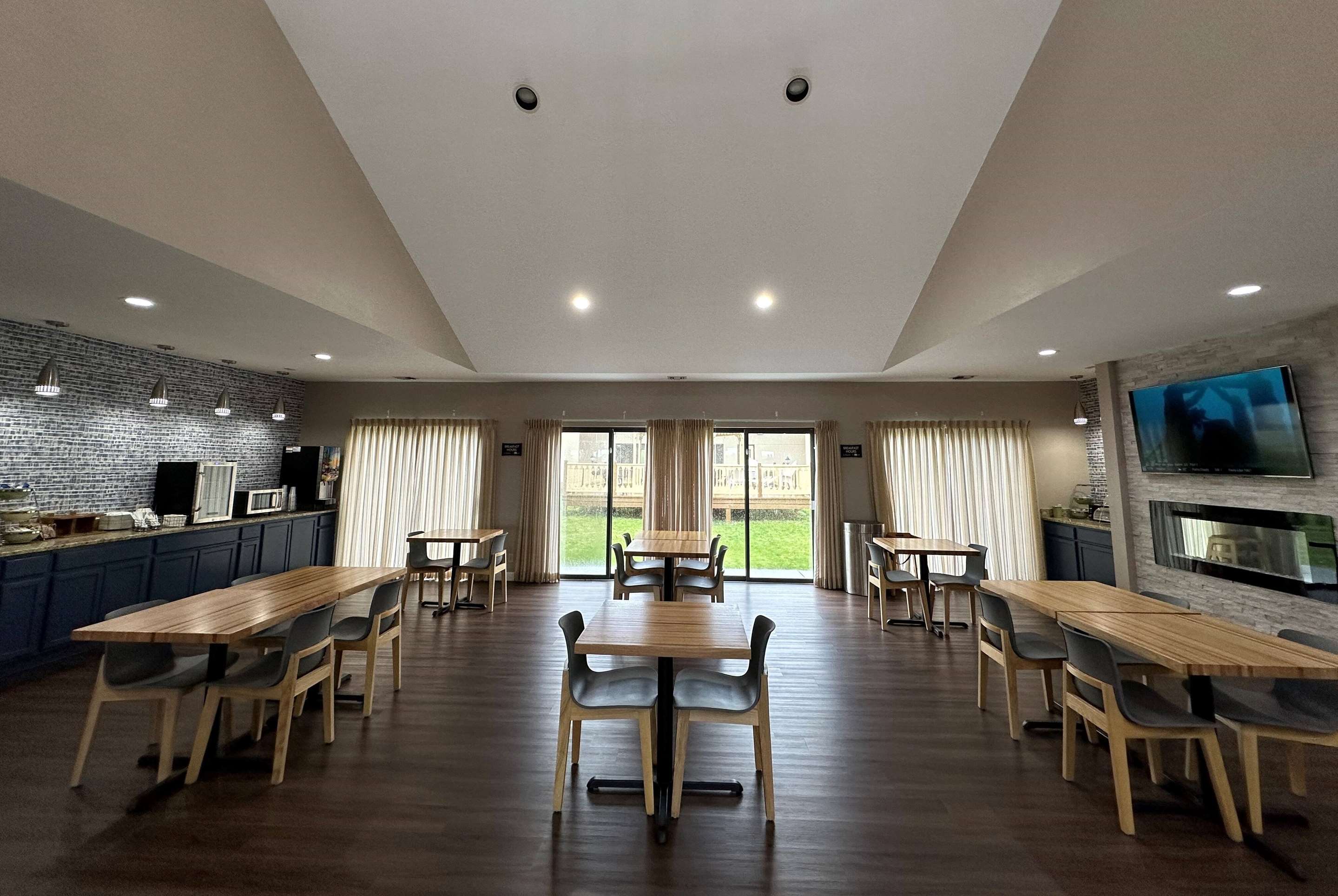 Lobby | AmericInn by Wyndham Fort Atkinson