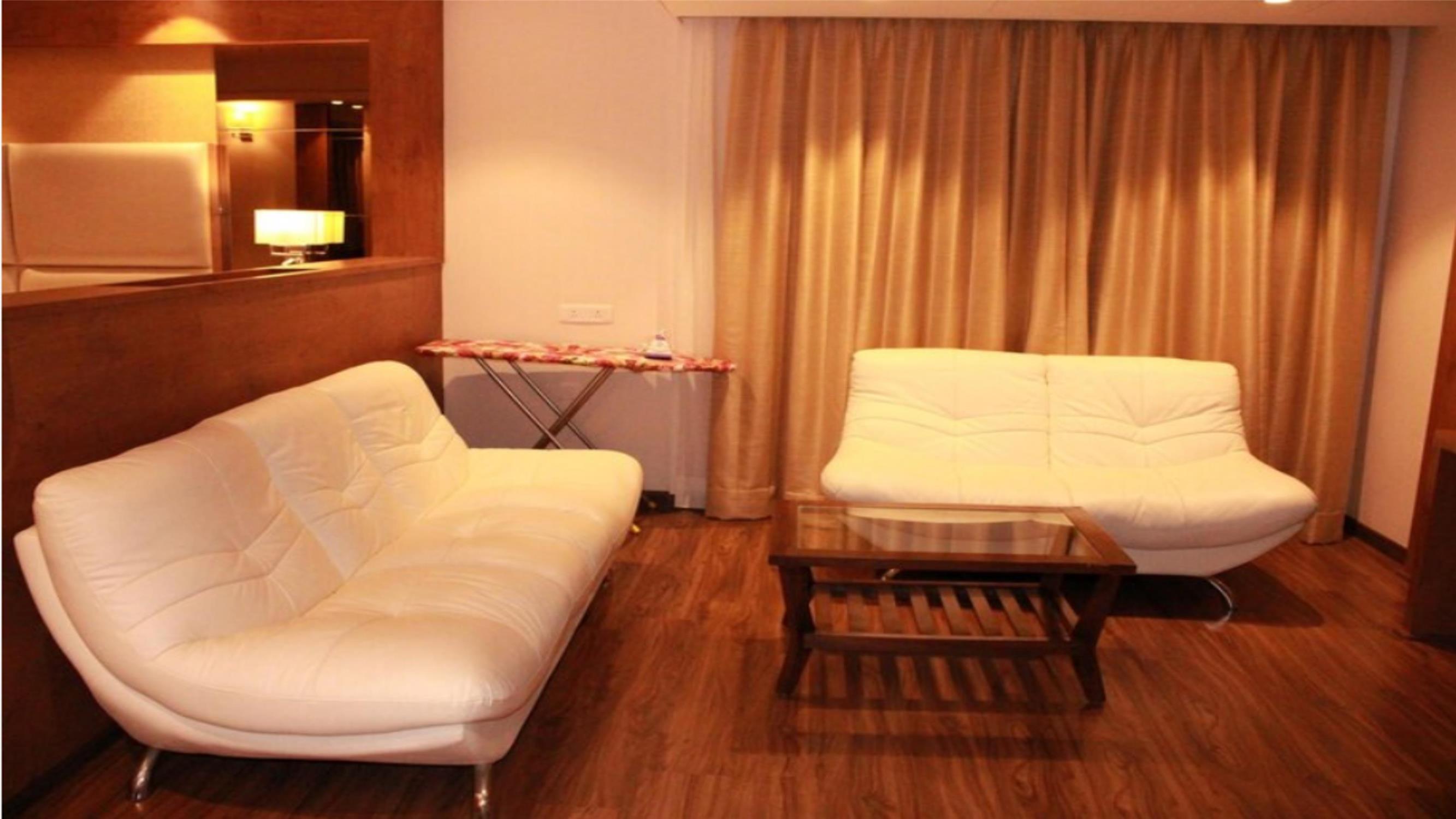 FAMILY SUITE LIVING ROOM