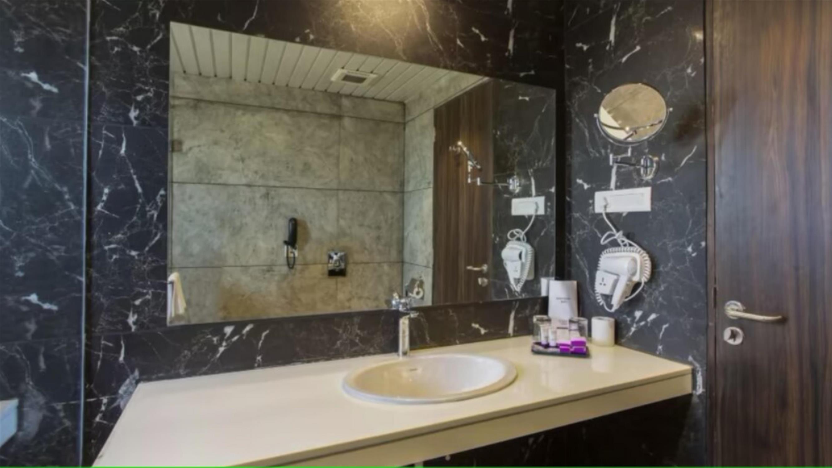 HOTEL SAROVAR PORTICO SOMNATH - EXECUTIVE ROOM WASHROOM