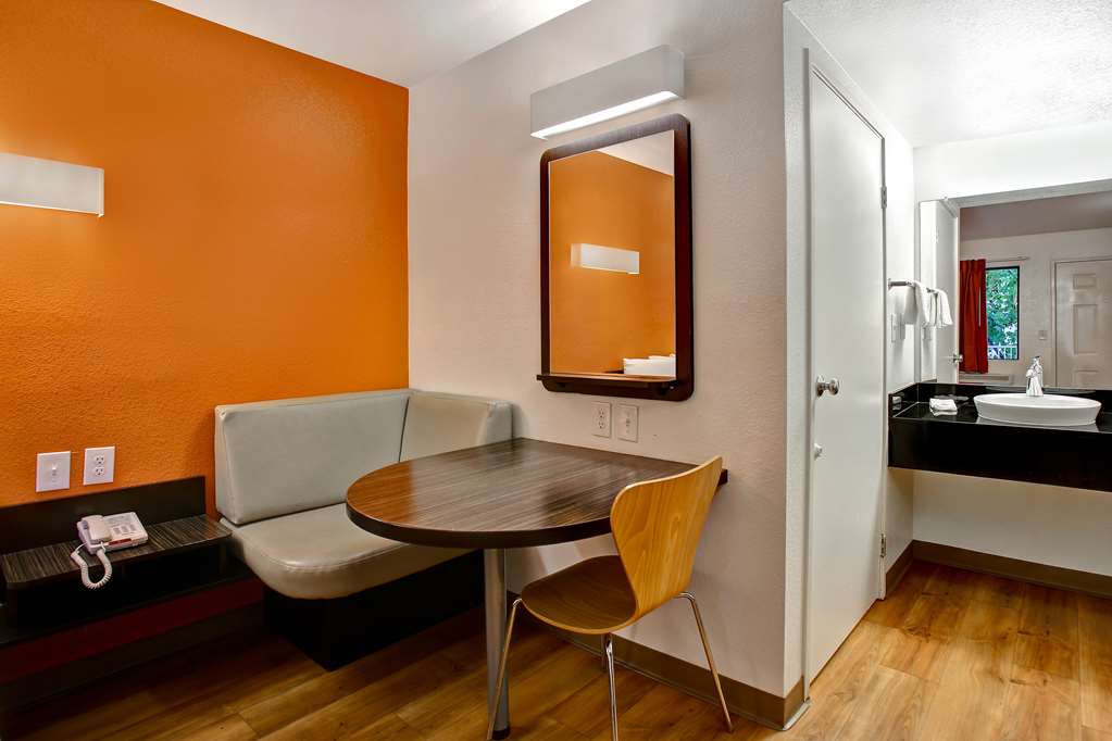 MOTEL 6 SUNNYVALE NORTH-guestroom-Guest Room,On-Site.jpg