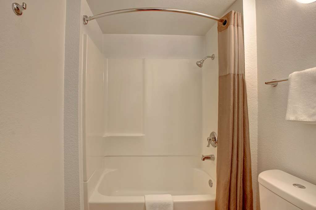 MOTEL 6 SUNNYVALE NORTH-guestroom-Guest Room,Bathroom,On-Site.jpg