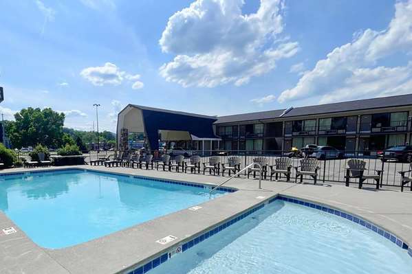 Pool - Travelodge Dollywood Lane Pigeon Forge