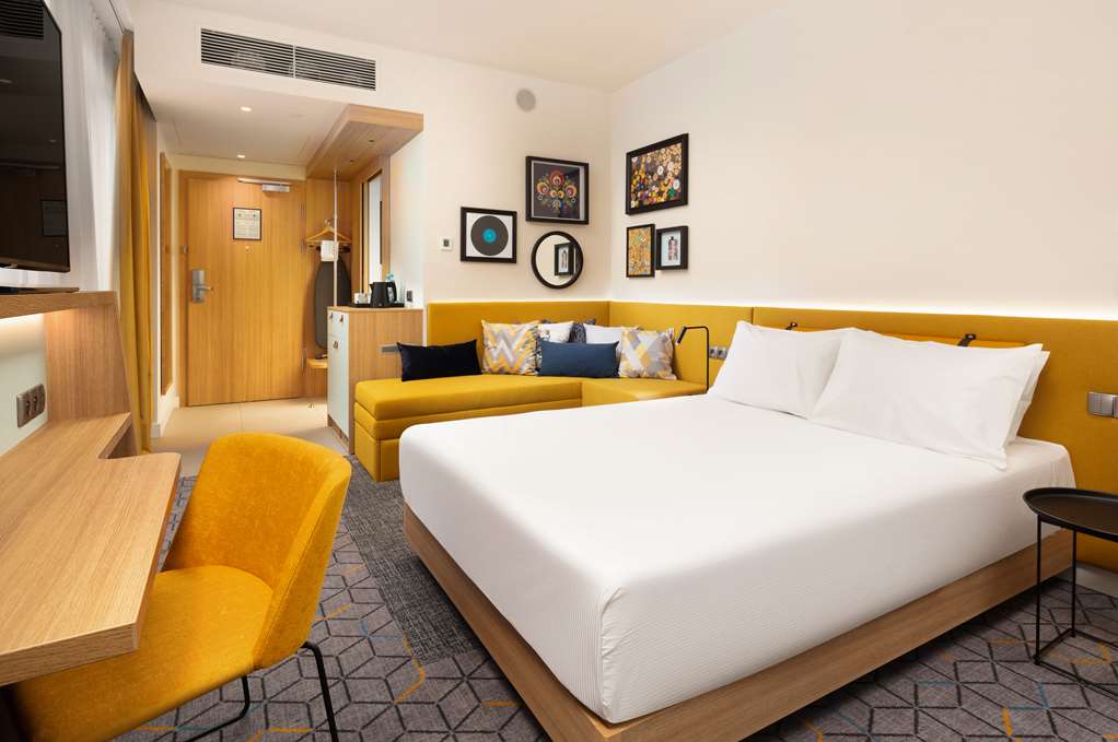 Hampton by Hilton Lodz City Center Room Type - QUEEN RM W SOFA BED W VIEW