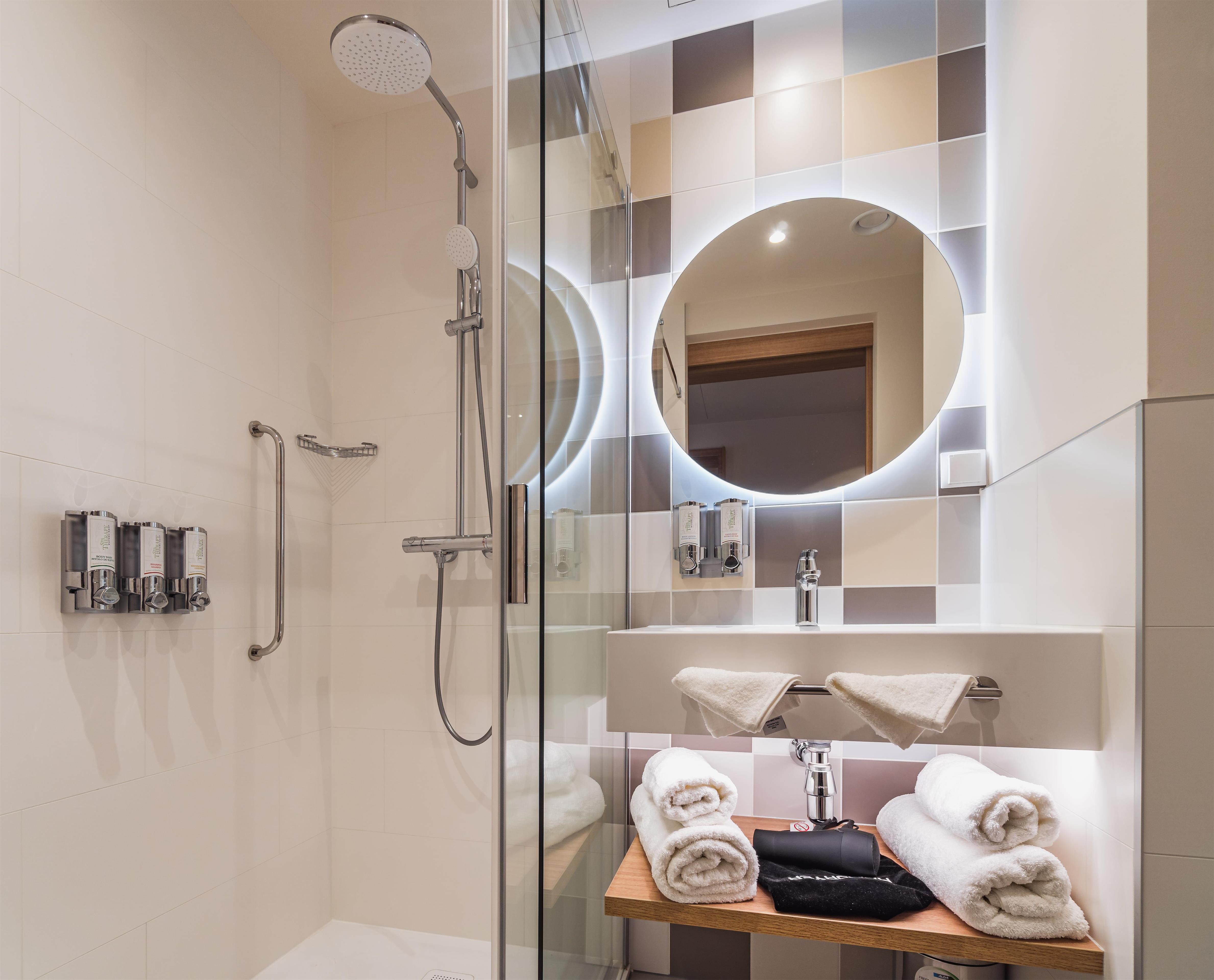 Hampton by Hilton Lodz City Center Room Type - QUEEN RM W SOFA BED W VIEW