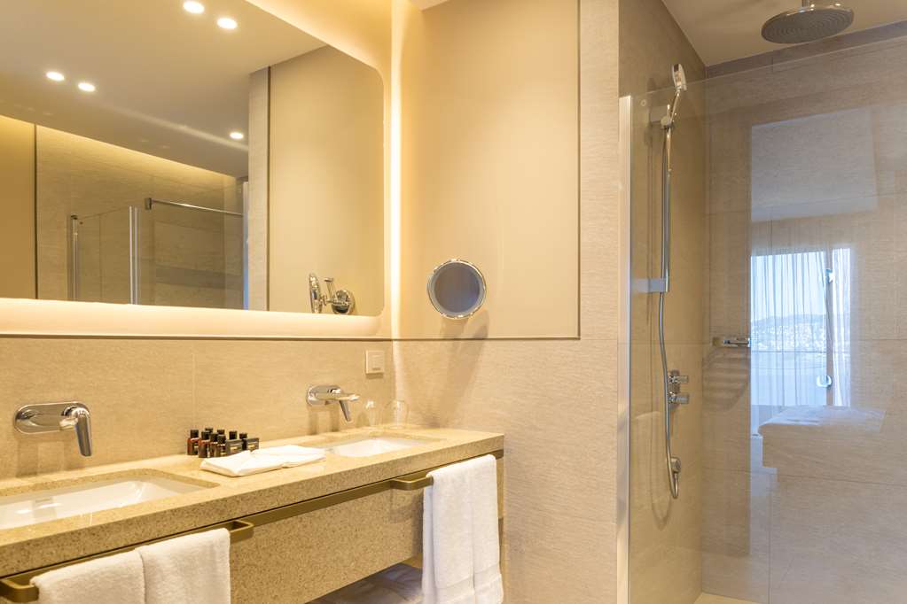 THE BO VUE HOTEL, CURIO HILTON-guestroom-Guest Room,Bathroom,On-Site.jpg