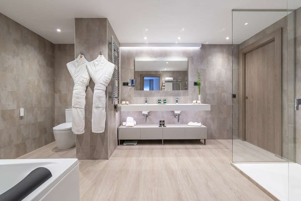Hotel Plaza Andorra-guestroom-Guest Room,Bathroom,Suite,On-Site.jpg