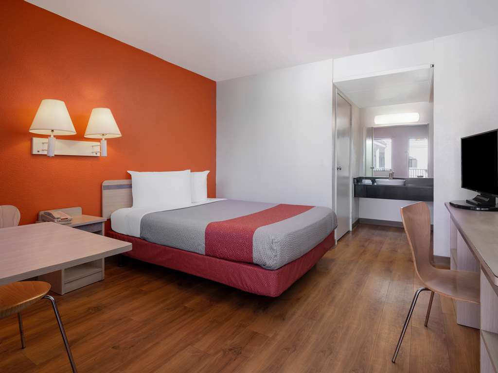 MOTEL 6 OCEANSIDE-guestroom-Guest Room,On-Site.jpg