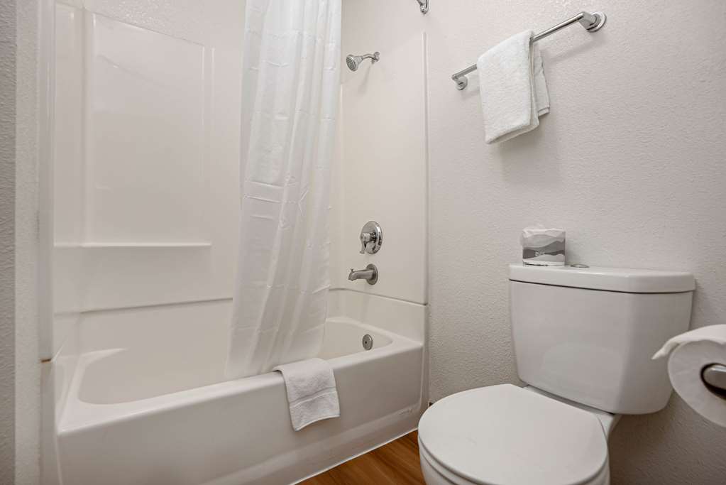 MOTEL 6 TEMECULA - HISTORIC OLD TOW-guestroom-Guest Room,Bathroom,On-Site.jpg