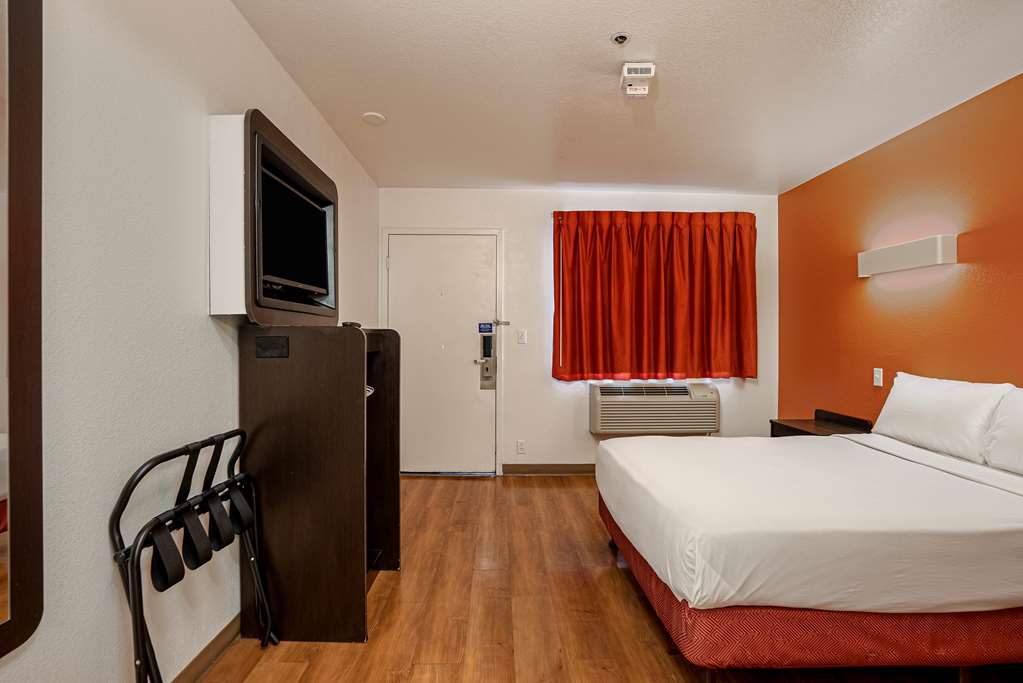 MOTEL 6 TEMECULA - HISTORIC OLD TOW-guestroom-Guest Room,On-Site.jpg