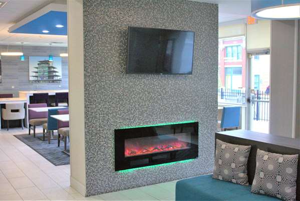  - La Quinta Inn & Suites Downtown Indianapolis - I-65 & I-70, Exit 111