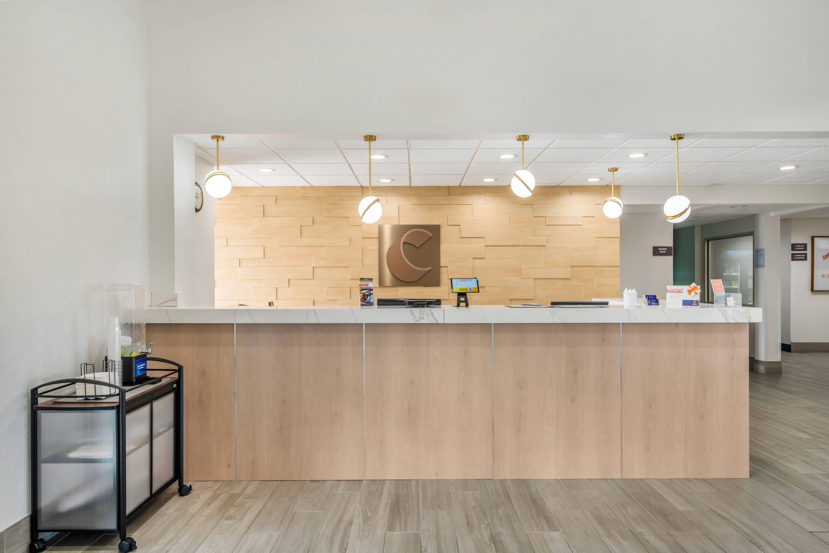 Front desk | Comfort Inn & Suites