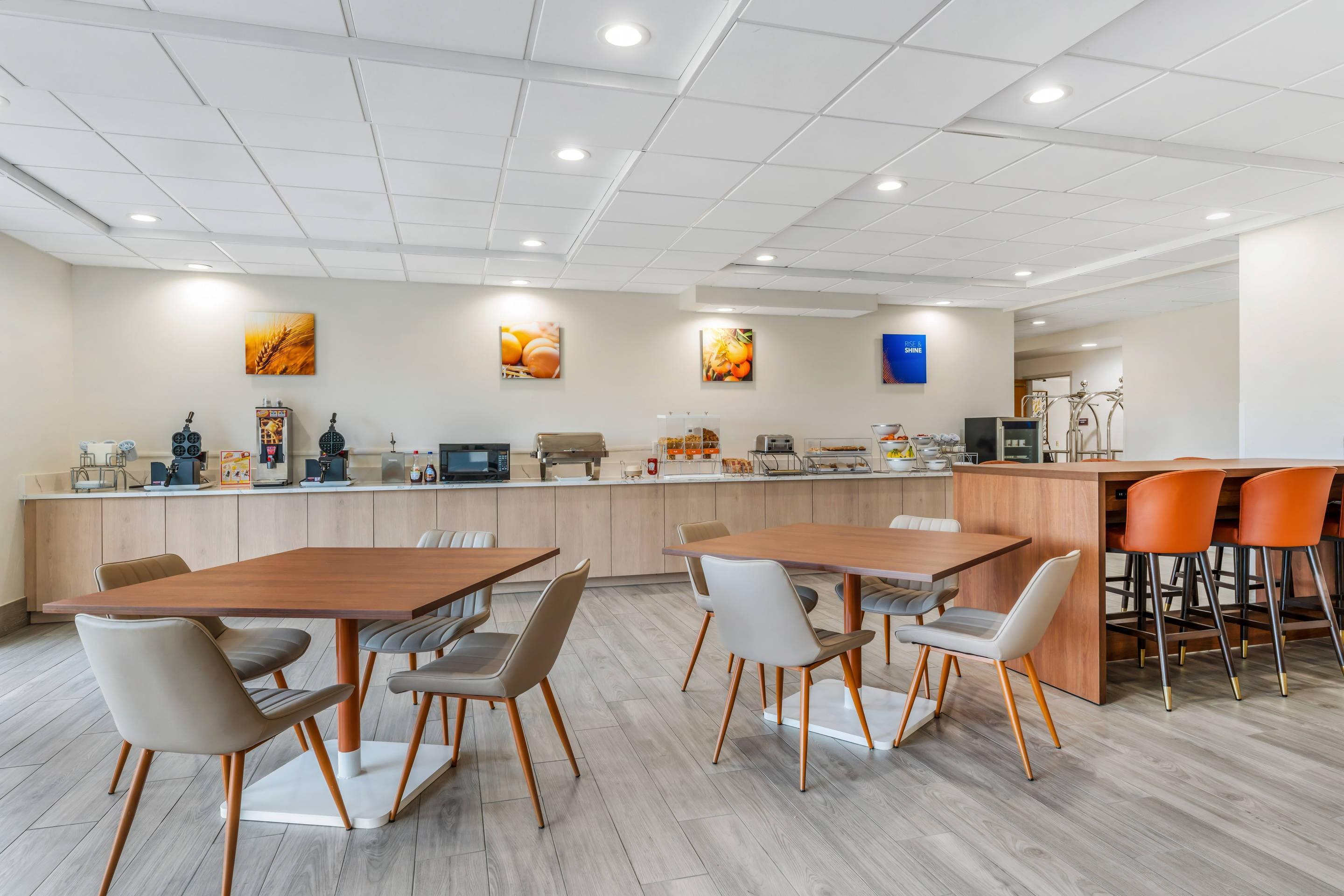 Breakfast area | Comfort Inn & Suites