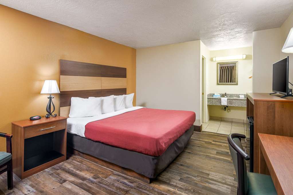 TL AMERICANA INN-guestroom-Guest Room,On-Site.jpg