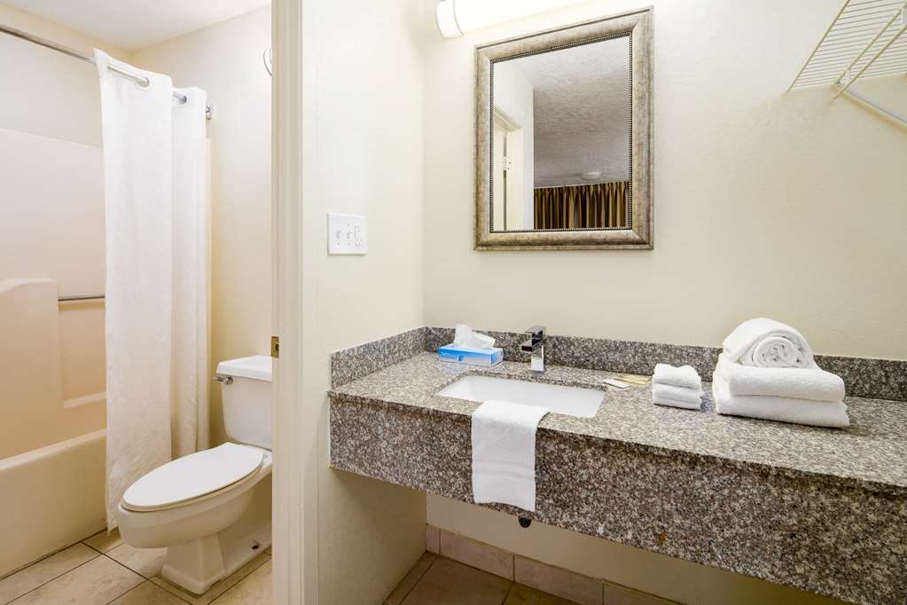 TL AMERICANA INN-guestroom-Guest Room,Bathroom,On-Site.jpg