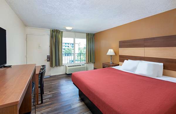 1 King Bed, Non-Smoking