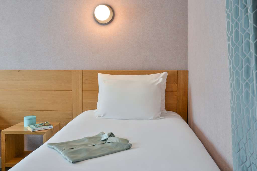 Sure Hotel by Best Western Centre Beaune-guestroom-Guest Room,Bed,On-Site.jpg