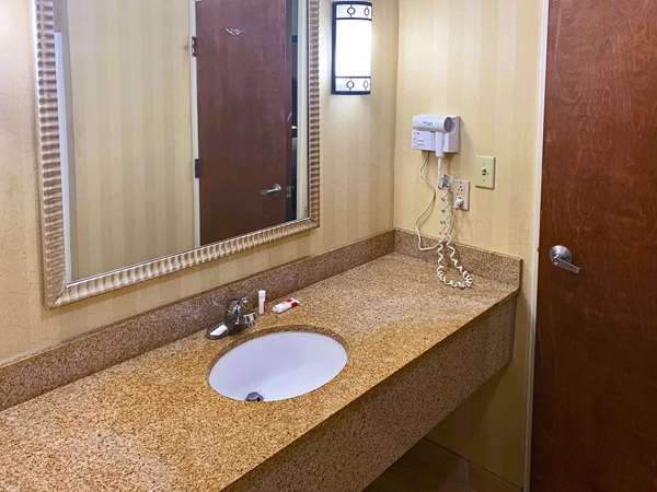  - Rodeway Inn & Suites Catoosa - I-44, Exit 240