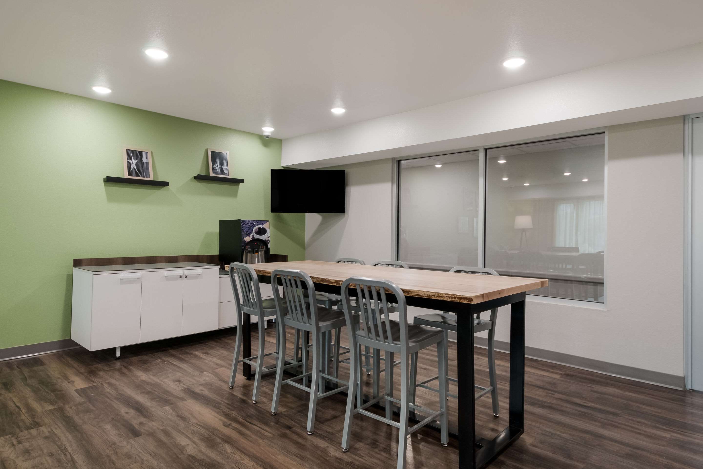 Lobby with sitting area | WoodSpring Suites San Antonio UTSA - Medical Center