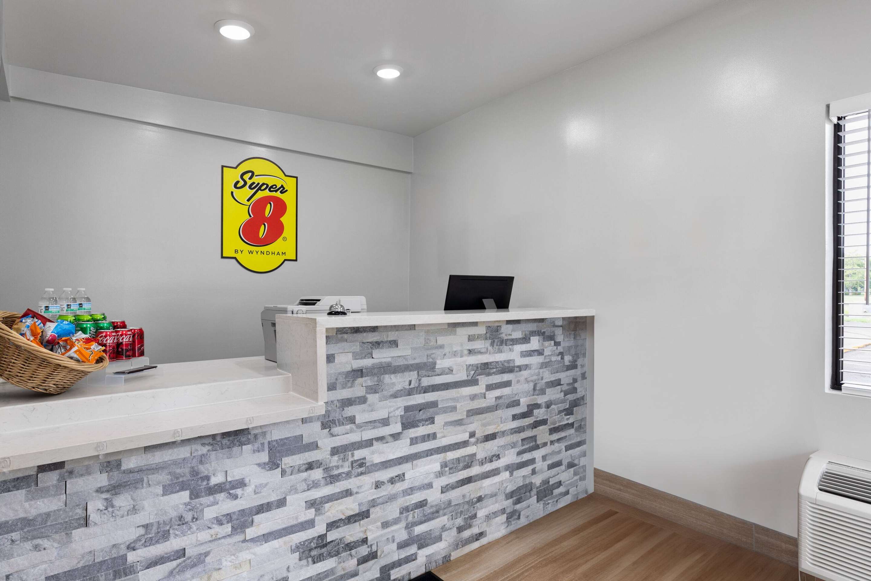 Lobby | Super 8 by Wyndham Paducah I-24 Exit 4