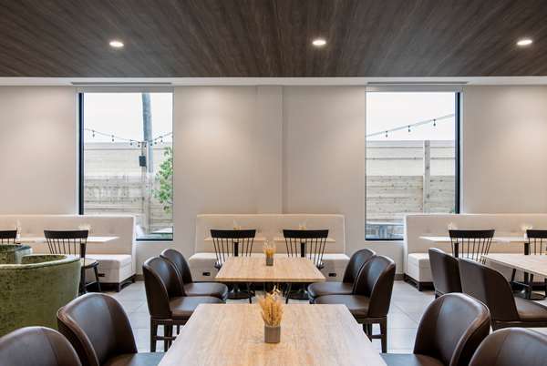 Restaurant - Wyndham Garden Hotel Airport Winnipeg