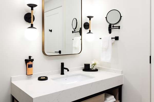  - Pell Hotel Middletown