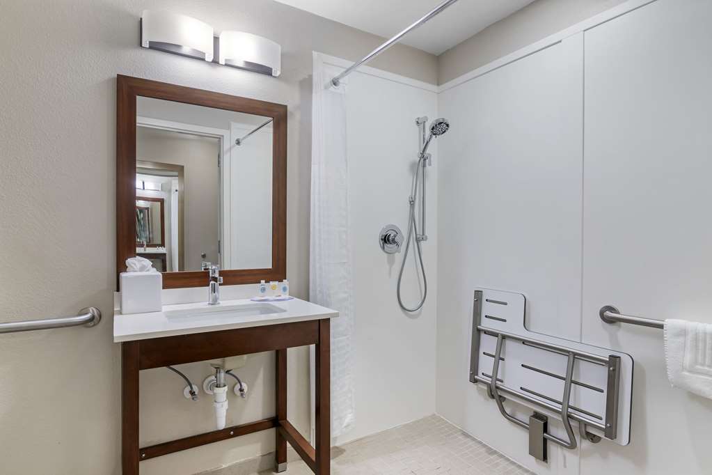COMFORT INN AND SUITES BRUNSWICK TU-guestroom-Guest Room,Bathroom,On-Site.jpg