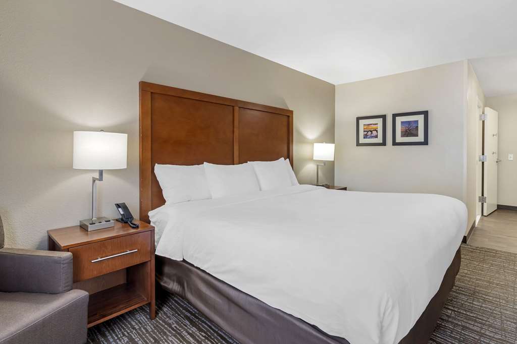 COMFORT INN AND SUITES BRUNSWICK TU-guestroom-Guest Room,On-Site.jpg