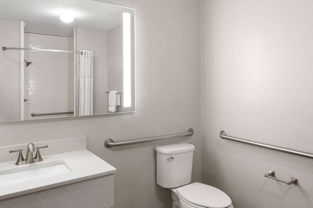 WG CEDAR CITY-guestroom-Guest Room,Bathroom,Shower,Accessibility,On-Site.jpg