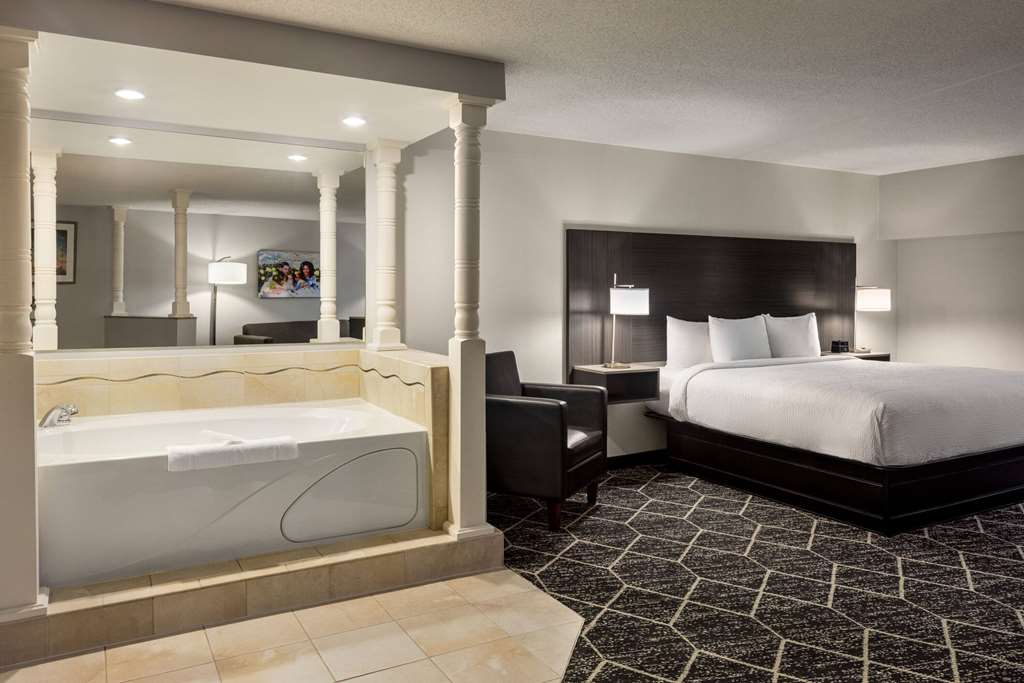 LA QUINTA INN & SUITES BY WYNDHAM L-guestroom-Guest Room,Suite,On-Site.jpg
